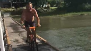 Senhor realiza salto épico de bicicleta!