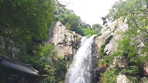 Arrived waterfall. (look at the waterfall :Hongryong Falls).