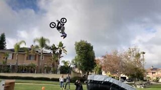 Rapaz de 8 anos surpreende com salto mortal em bicicleta