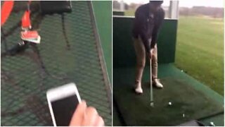 Tacada de golfe com a bola errada... um iPhone!