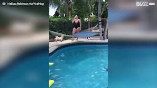 Mulher cai de rede diretamente para a piscina