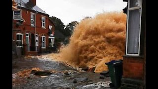 Cano de água rebenta inundando ruas no Reino Unido