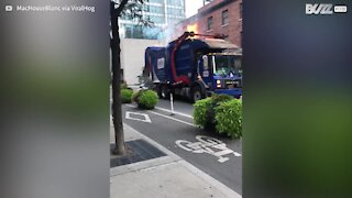 Camião do lixo pega fogo e assusta em Toronto