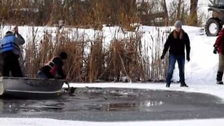 Un cerf est secouru d'un lac glacé au Canada