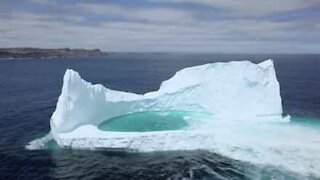 Un fabuleux iceberg et sa piscine naturelle