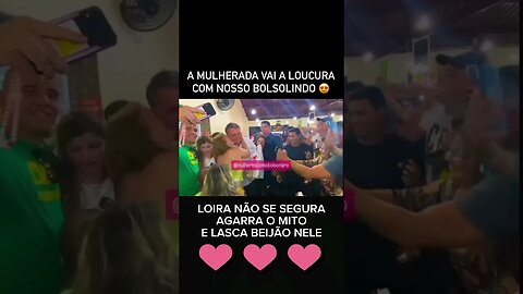 UM BEIJÃO DA LOIRA EM BOLSONARO