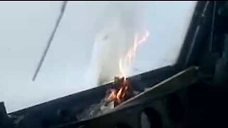 Maquinistas fazem fogo para desembaçar vidro de trem