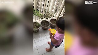 Menina não sabe como funciona um regador