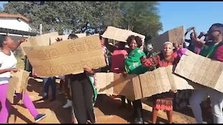 SOUTH AFRICA - KwaZulu-Natal - Community protest against husband killer accused (Video) (oNb)