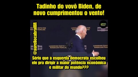 Biden cumprimenta o vento mais uma vez!