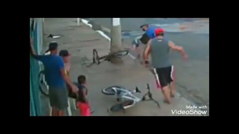Man prevents little girl from colliding with pole