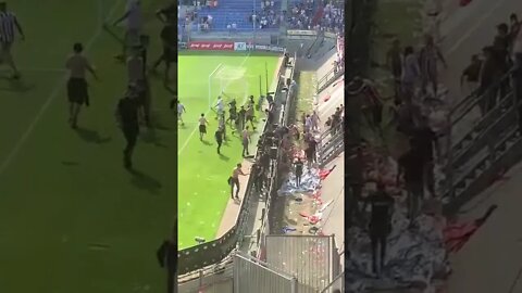 Ongeregeldheden en fan tegen de vlakte op het veld na Willem II - FC Utrecht en degradatie.