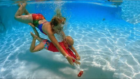 Elizabeth Teaches Baby Sister How To Dive and Swim