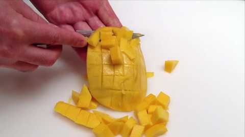 Cómo cortar y pelar un mango