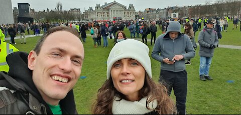 "wat daar gebeurt is fysiek maar waarom je daar staat is mentaal" - Rolf en Wendy op het Museumplein