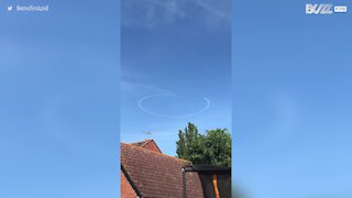 Un avion dessine un visage souriant dans le ciel