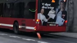 Impressionante: ônibus lança chamas pelo escapamento na Suécia