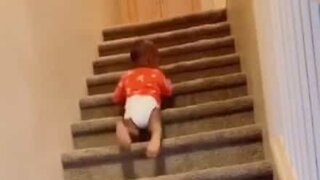 Bebê aprende a descer escadas de forma eficiente