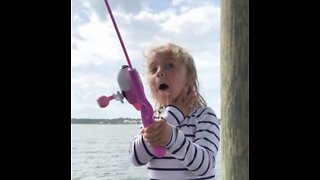 Criança fica extasiada ao apanhar o seu primeiro peixe!