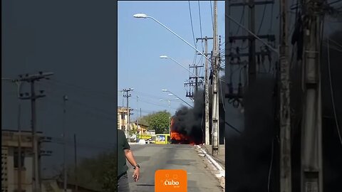 Ônibus pega fogo do lado do muro do quartel em São Luís (pt.2)