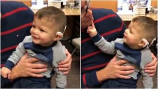 Småbarnet Owen kan höra för den första gången.