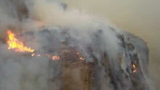 Assustador incêndio numa ravina na Austrália