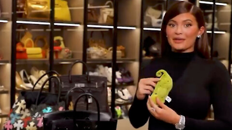 Kylie Jener REVEALS What's In Her Bag!