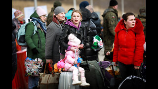 Volunteers Help Ukrainian Refugees at Polish Border