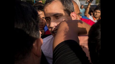 Juan Guaidó y su esposa recibidos a golpes por chavistas al aterrizar en Venezuela