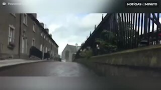 Fantasma filmando atravessando a rua na Irlanda do Norte