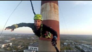 Fantástico rope jumping a 119 metros de altura na Ucrânia