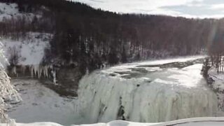 Dronefilm av frossen foss i New York