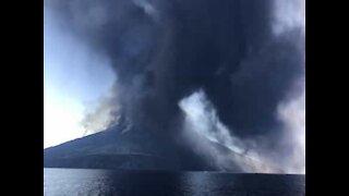 Vulcão Stromboli filmado durante assustadora erupção