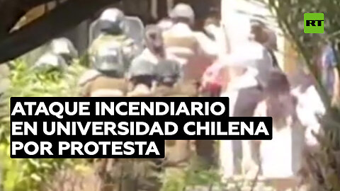 Encapuchados incendian una patrulla policial en las afueras de una universidad en Chile