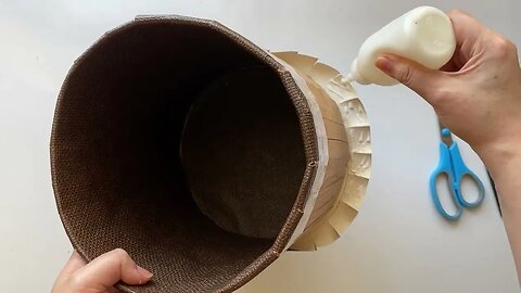 You'll be surprised at the result! Cardboard and paper napkins home decor idea. DIY Flowerpots