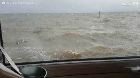 Restaurante à beira-mar é inundado pela maré