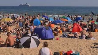 Praia completamente cheia durante pandemia no Reino Unido