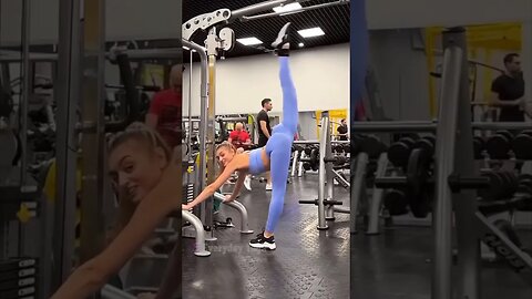 🤸🏼‍♀️More crazy flexibility at my gym 🥰