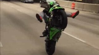 Stunt-kører Mike Locascio set lavet wheelies på motorvej