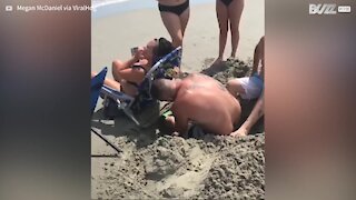 Cette jeune fille tombe dans une blague de faux château de sable