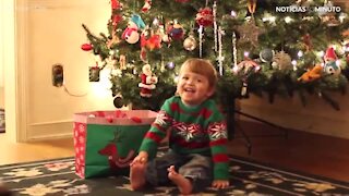 Este menino adora receber vegetais e frutas no Natal