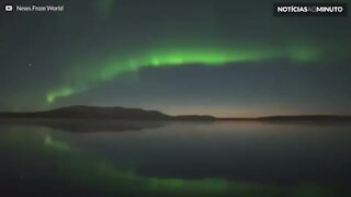 Espetáculo natural: aurora boreal multicolor ilumina o céu na Finlândia