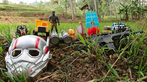 Mencari Mainan - Kapal bajak Laut, Mobil Tayo, Dump Truk, Buldoser, Spiderman, Pistol, Dinosaurus