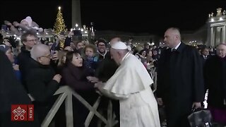 Pope Francis Apologizes For Slapping Woman's Hand