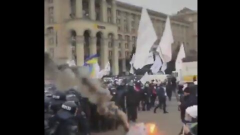 Chaos in Kiev as Ukrainians rise up against the Coronavirus lockdown!!