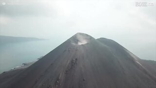 Le incredibili immagini del vulcano in eruzione in Indonesia