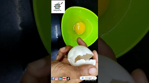 Crack an egg perfectly with one hand | how to break an egg | shorts