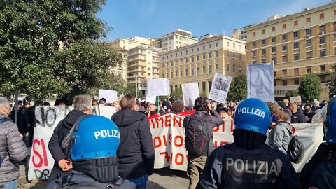 Draghi: Firma del “Patto per Napoli” e tenzione alle stelle fuori al Maschio Angioino (Napoli)