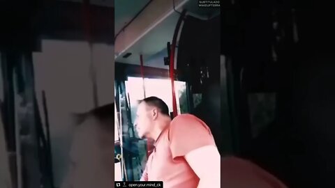 Conductor de bus invita a pasajeros a sacarse el bozal!!! vean la reacción de la gente!!!