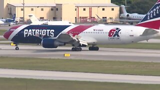 Patriots plane arrives at Palm Beach International Airport